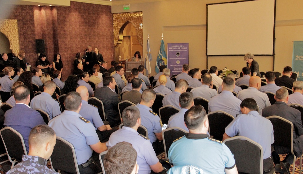 LA POLICÍA DEL CHUBUT SE CAPACITA CON LA “LEY MICAELA” PARA PROMOVER LA PERSPECTIVA DE GÉNERO