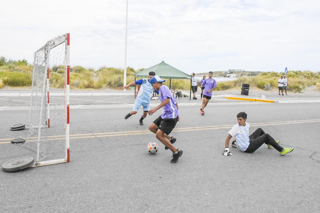JÓVENES MADRYNENSES VIAJAN AL SEGUNDO FESTIVAL PATAGÓNICO DE FÚTBOL CALLEJERO-VALORADO