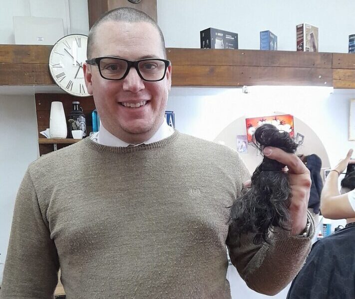 MÉDICO DEL HOSPITAL ÍSOLA DONÓ SU CABELLO PARA PELUCAS DE PACIENTES ONCOLÓGICOS