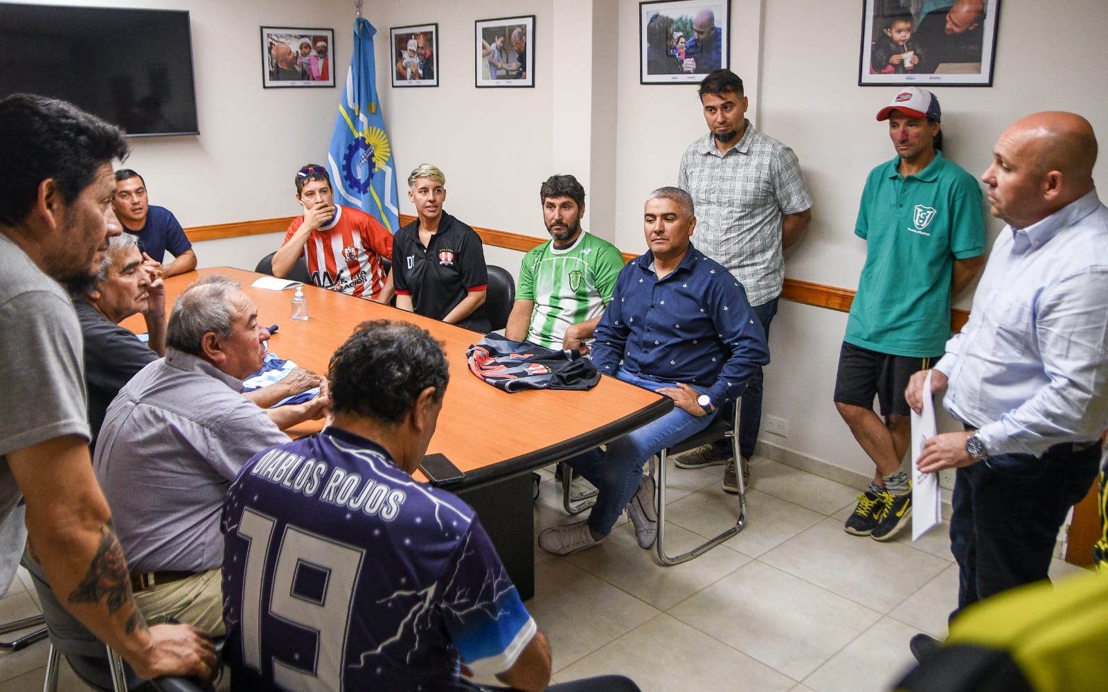 SASTRE ENTREGÓ APORTES PARA QUE MÁS DE 300 JUGADORES DE PUERTO MADRYN PARTICIPEN DEL TORNEO NACIONAL DE FÚTBOL PARA VETERANOS