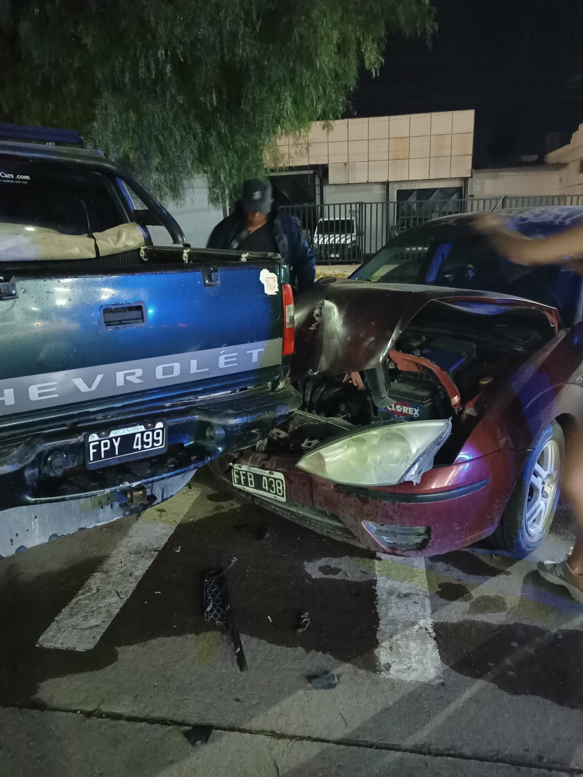 CONDUCTORA PIERDE CONTROL DE SU VEHÍCULO Y CHOCA CONTRA UNA CAMIONETA ESTACIONADA