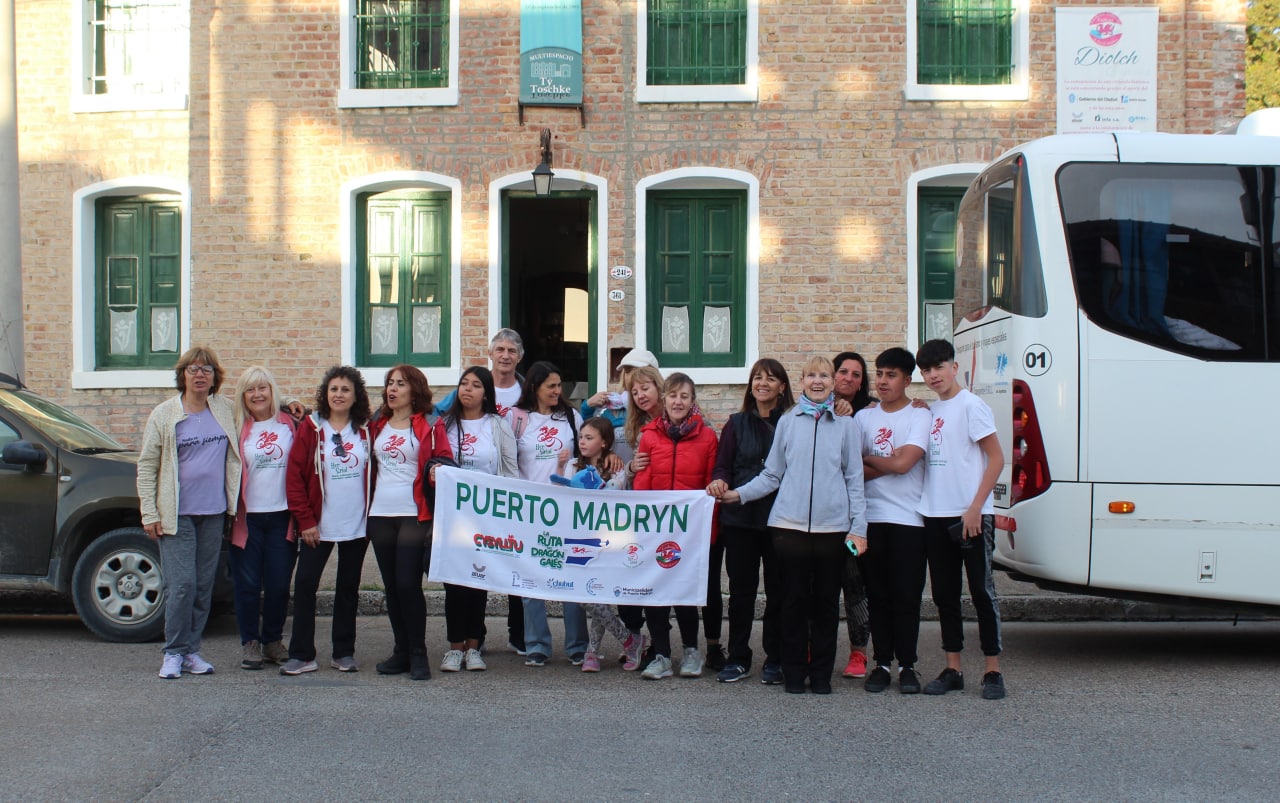 EL GRUPO DE DANZAS GALESAS HER SIRIOL VIAJA AL EISTEDDFOD DE TREVELIN Y VISITA ESCUELAS DE LA PROVINCIA