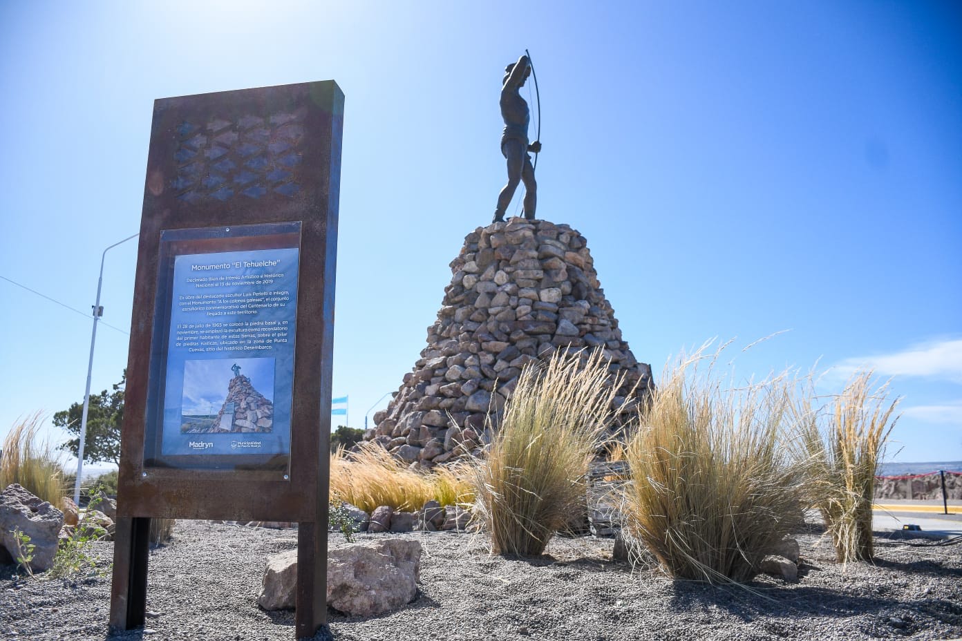 SE DESCUBRIÓ LA RESTAURACIÓN Y PUESTA EN VALOR DEL MONUMENTO “EL TEHUELCHE”