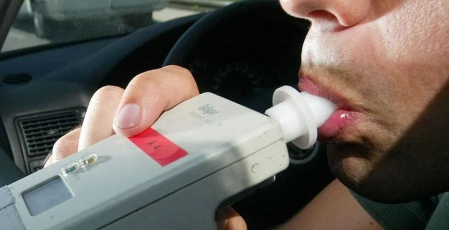 Motociclista ebrio casi atropelló a una mujer y chocó con un patrullero