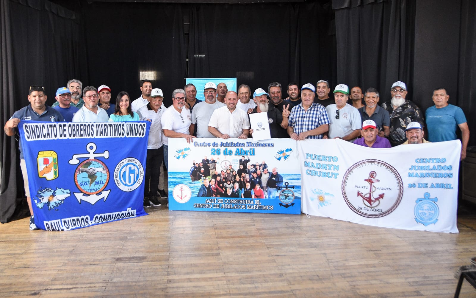 SASTRE ENTREGÓ LA PREADJUDICACIÓN DE TIERRAS AL CENTRO DE JUBILADOS Y PENSIONADOS DE MARINEROS “26 DE ABRIL”
