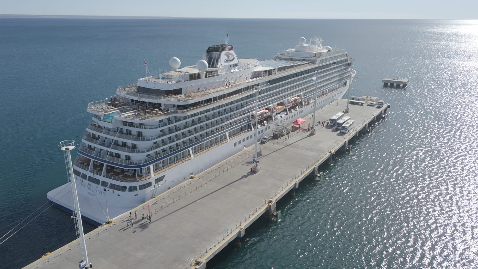 El crucero Viking Jupiter amarró en el muelle Piedra Buena