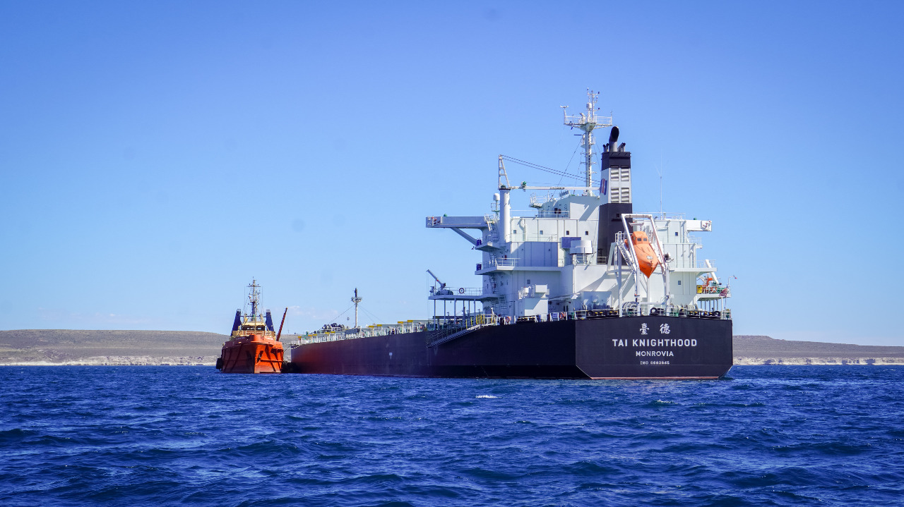 REPARAN EN LA RADA LOCAL EL BUQUE QUE IMPACTÓ CON LA ESCOLLERA DEL PUERTO DE QUEQUÉN