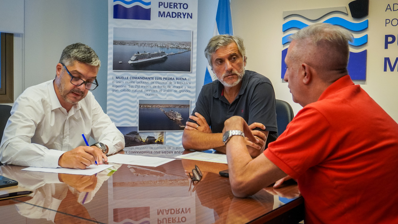 LOS MINISTROS AGUILERA Y ANTONENA RECORRIERON OBRAS EN EL MUELLE STORNI