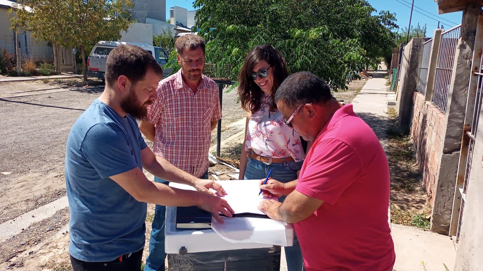 LA ASOCIACIÓN CIVIL “SOL DE TODOS” ENTREGÓ ELEMENTOS EN BARRIOS PERÓN, SAN MIGUEL Y NUEVA CHUBUT