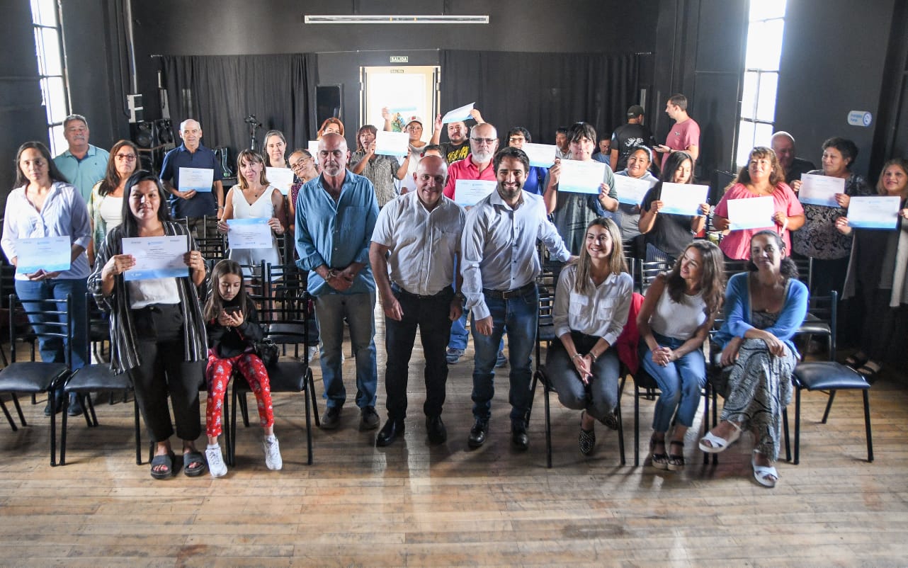 EL INTENDENTE ENTREGÓ CERTIFICADOS A QUIENES CONCLUYERON CON EL TALLER DE CONSERVAS SEGURAS