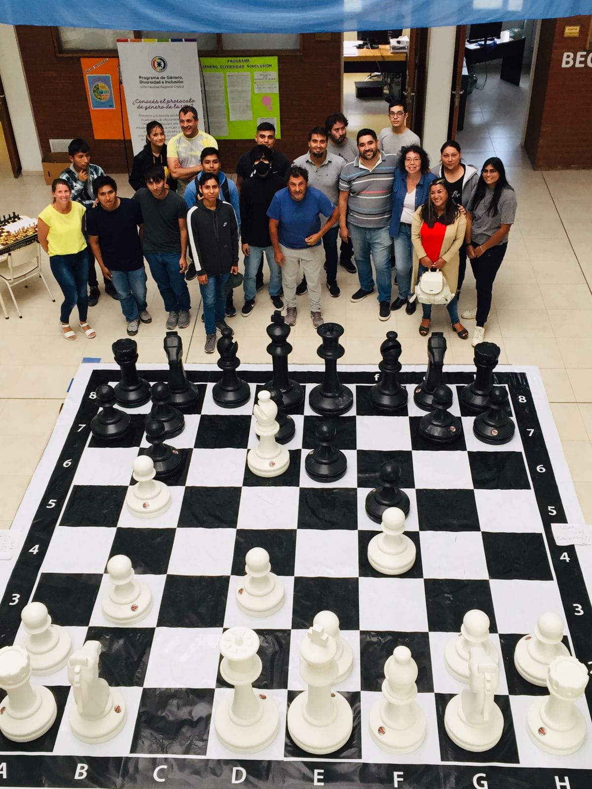EL AJEDREZ GIGANTE DE LA BIBLIOTECA POPULAR «SAN MARTÍN» LLEGO A LA UTN