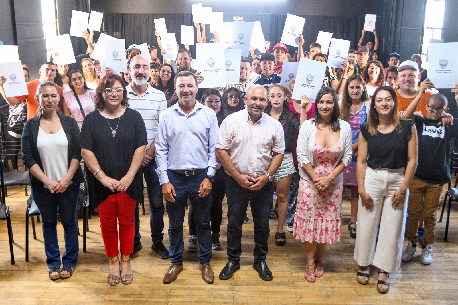 40 FAMILIAS MADRYNENSES RECIBIERON LA TENENCIA DE SUS TIERRAS