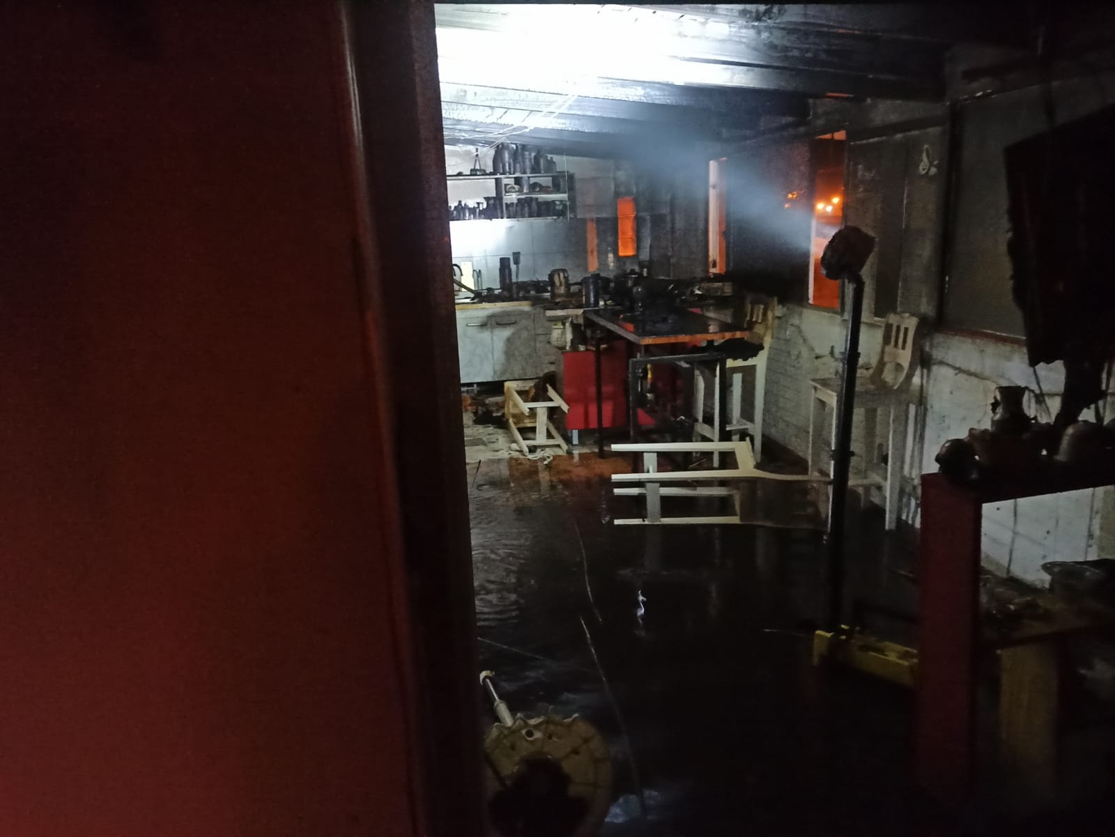 CORTOCIRCUITO PROVOCÓ UN INCENDIO Y CASI TERMINA EN UNA TRAGEDIA