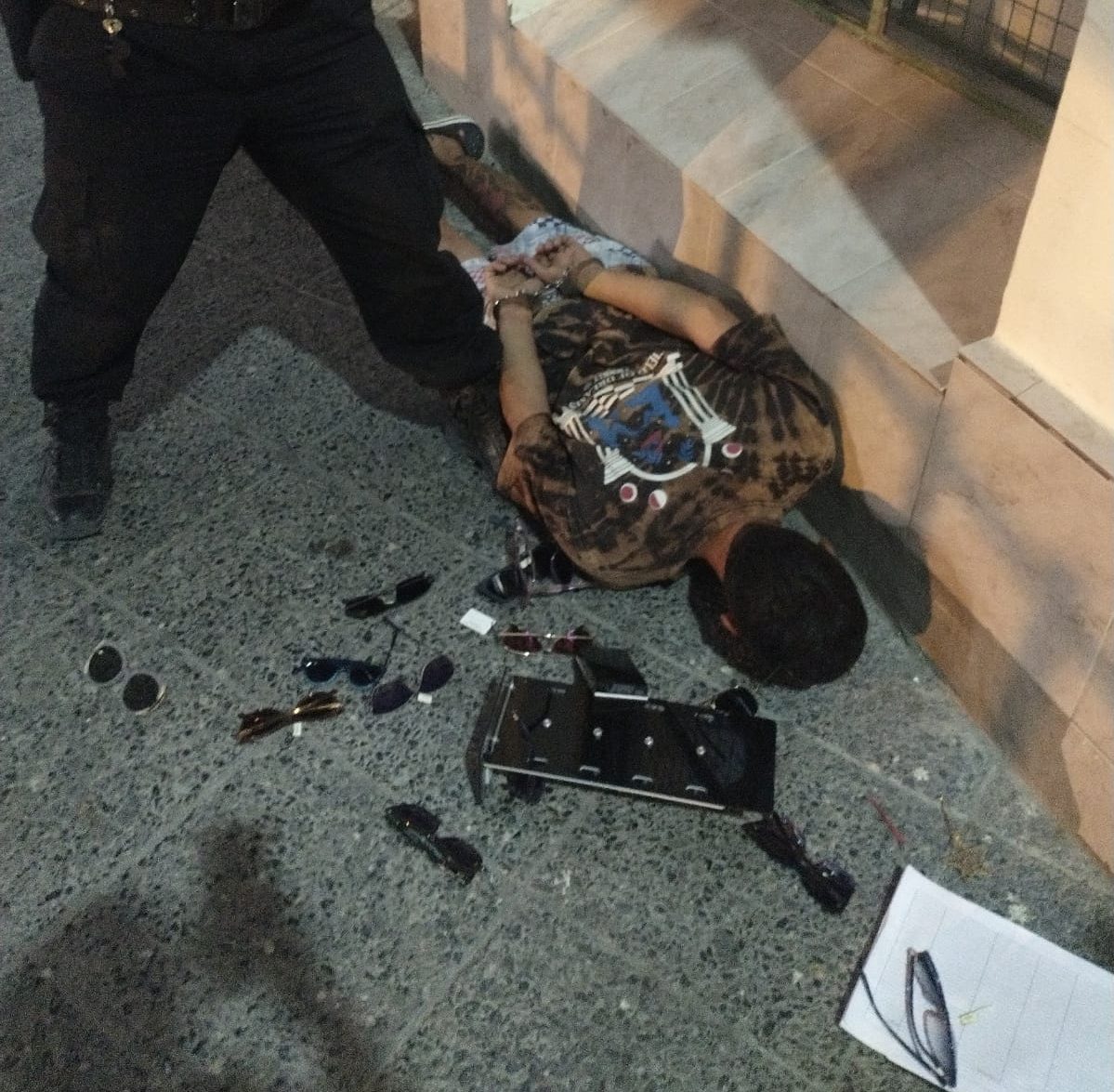 INTENTÓ ROBAR LENTES DE SOL DE UNA ÓPTICA Y FUE DETENIDO