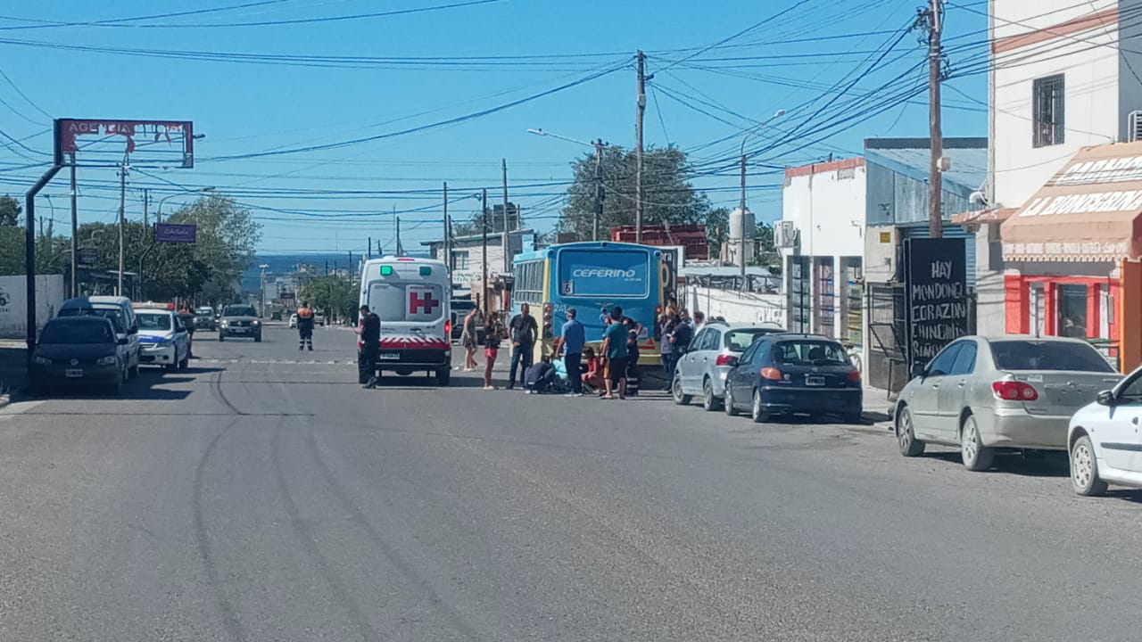 CICLISTA CHOCÓ CONTRA LA PARTE TRASERA DE UN COLECTIVO