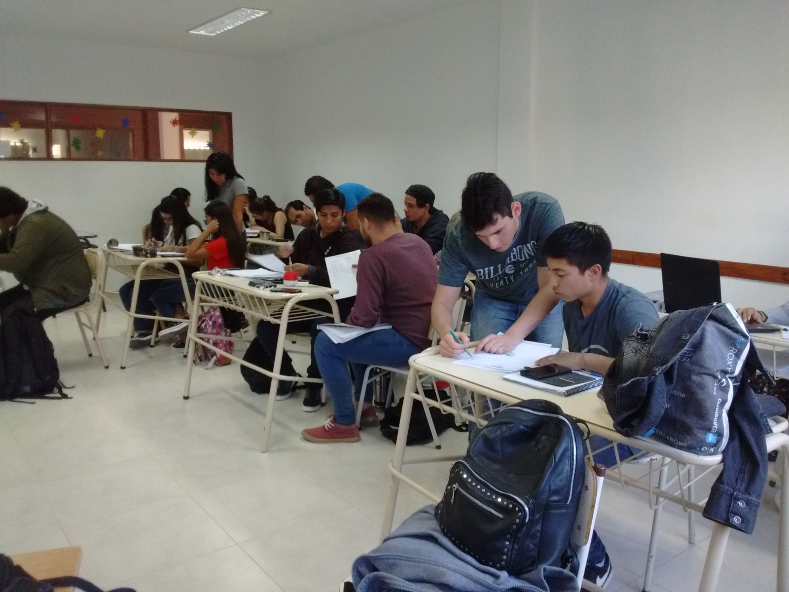 UNA MANO AYUDA A LA OTRA: TRABAJO EN EQUIPO DE ESTUDIANTES UNIVERSITARIOS/AS