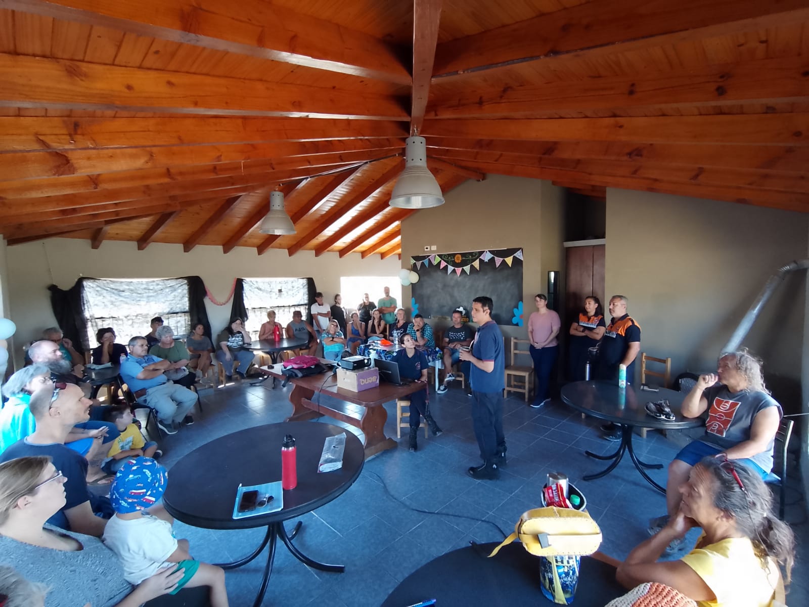 BOMBEROS CAPACITARON A VECINOS DE EL DORADILLO EN PREVENCIÓN DE INCENDIOS