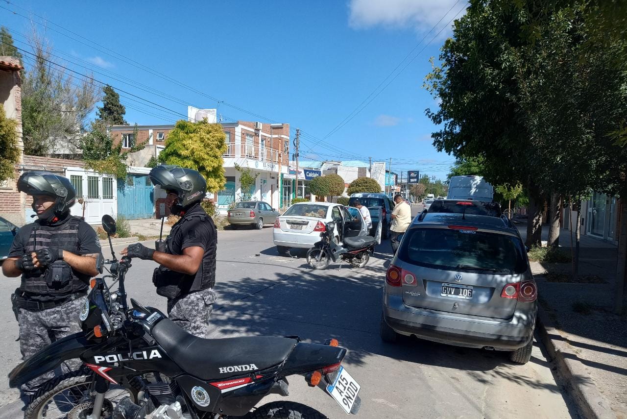 NO FRENÓ A TIEMPO Y SE LLEVÓ PUESTO UN AUTO QUE ESPERABA EN EL SEMÁFORO