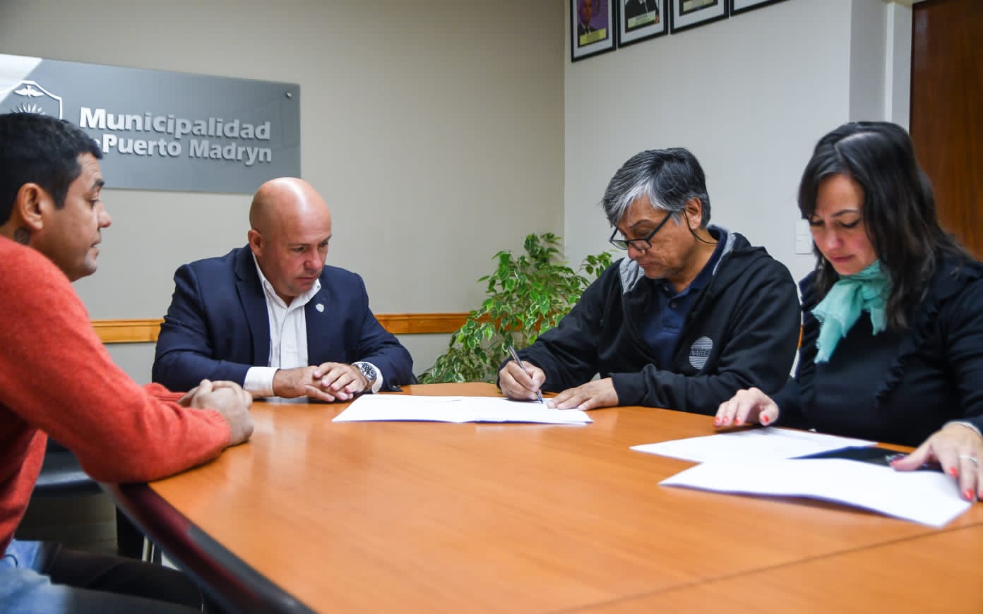 EL INTENDENTE ENTREGÓ LA PREADJUDICACIÓN DE TIERRAS PARA QUE EL SINDICATO DE OBREROS MARÍTIMOS UNIDOS CONSTRUYA UN CAMPING