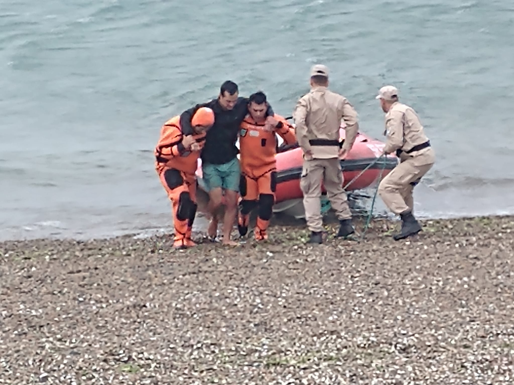 PREFECTURA ASISTIÓ A UN WINDSURFISTA EN PUERTO MADRYN