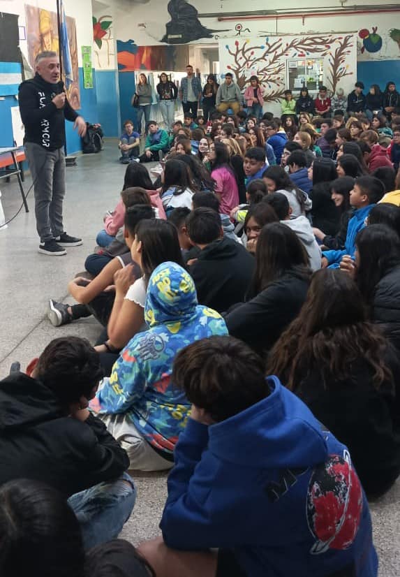 BRINDARON CHARLA SOBRE MICROFICCIONES EN ESCUELAS SECUNDARIAS