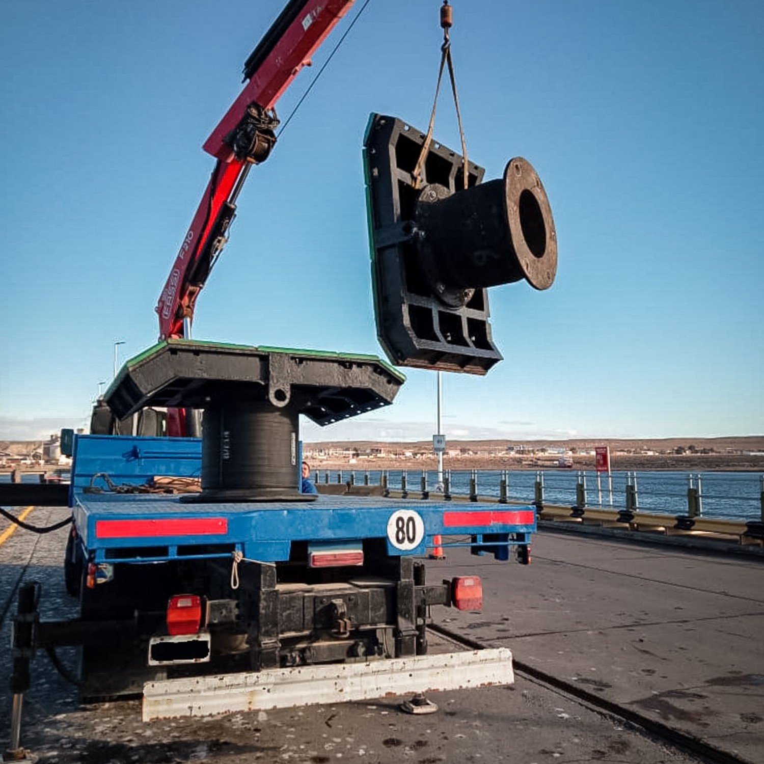 REALIZAN MONTAJE DE SISTEMAS DE DEFENSA EN EL SITIO 4 DEL MUELLE STORNI