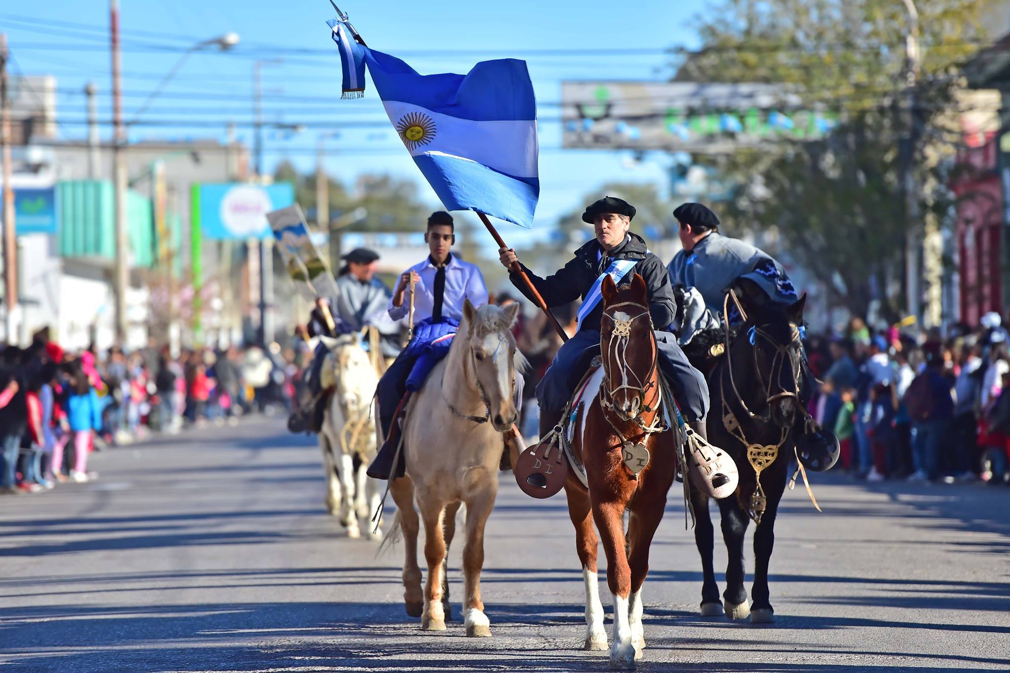 ÚLTIMOS DÍAS DE INSCRIPCIÓN PARA EL DESFILE DEL 25 DE MAYO