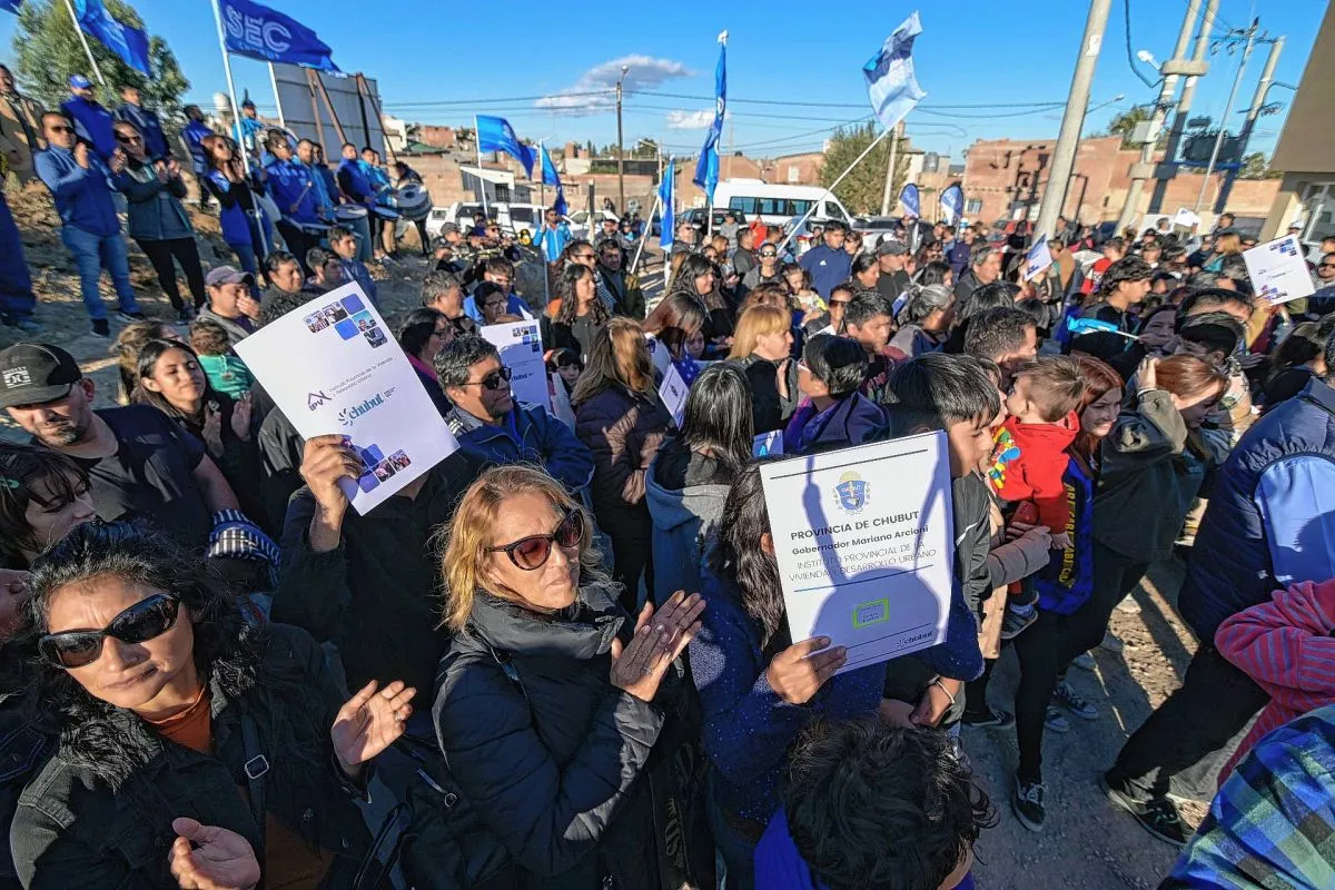 ARCIONI ENTREGÓ 43 VIVIENDAS A FAMILIAS DE PUERTO MADRYN Y AFIRMÓ QUE “HAY OTRAS 980 EN EJECUCIÓN EN TODA LA PROVINCIA”