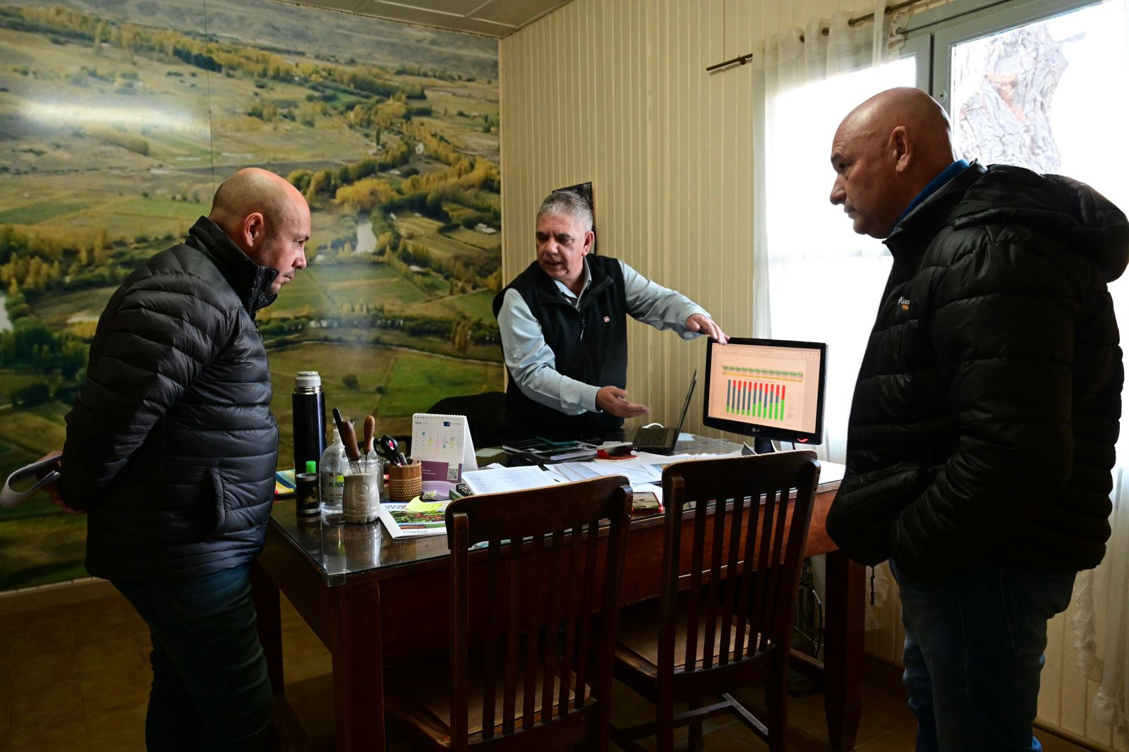 SASTRE ENTREGÓ INDUMENTARIA EN LA COMPAÑÍA DE RIEGO DEL VIRCH