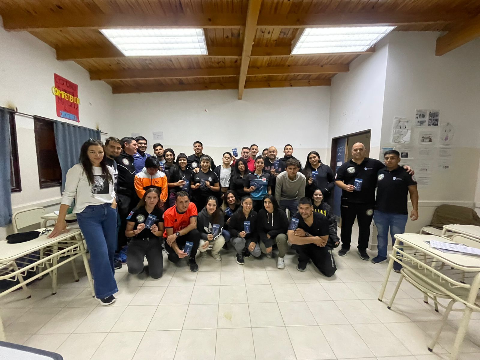 SE ENTREGARON SILBATOS AZULES EN LA ESCUELA MUNICIPAL DE ÁRBITROS