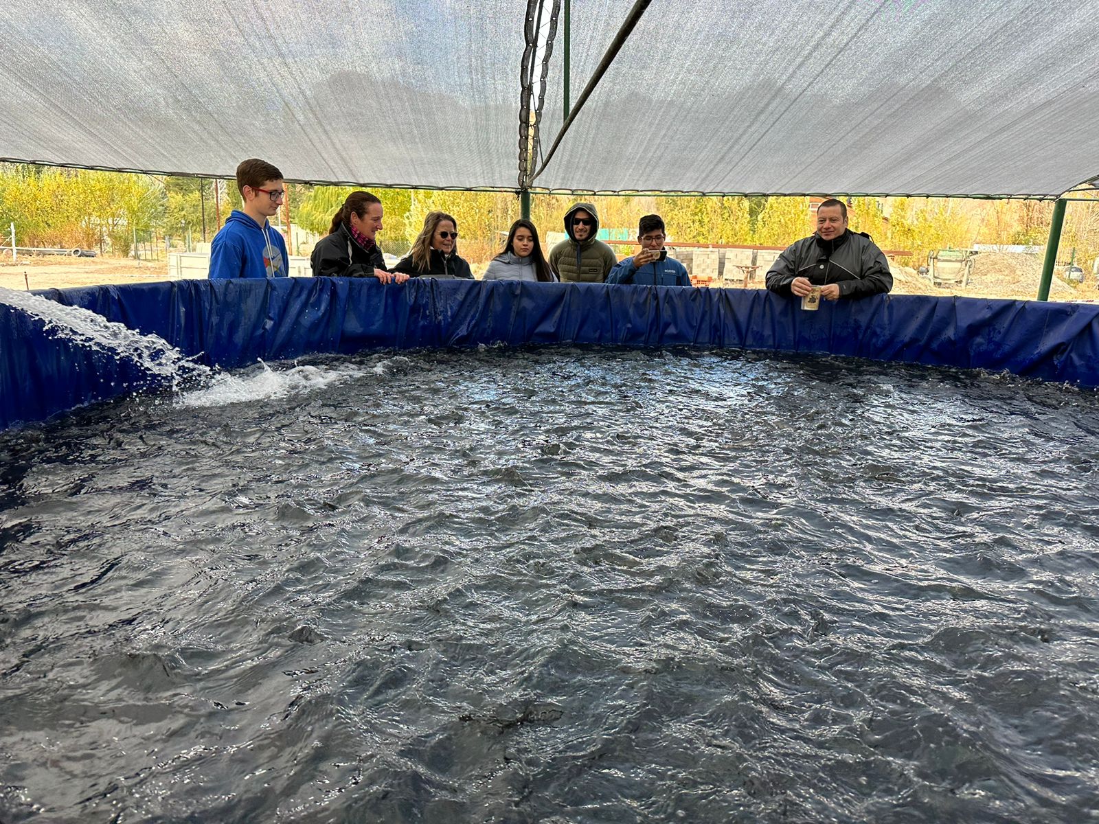 ESTUDIANTES DE INGENIERÍA PESQUERA DE UTN CHUBUT VISITARON PROYECTO DE PISCICULTURA EN EL DIQUE AMEGHINO