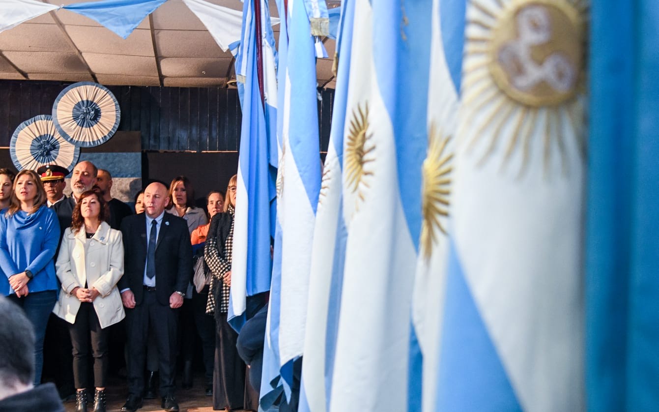 EL INTENDENTE ENCABEZÓ EL ACTO PARA CONMEMORAR EL 207° ANIVERSARIO DE LA DECLARACIÓN DE INDEPENDENCIA DE LA REPÚBLICA ARGENTINA