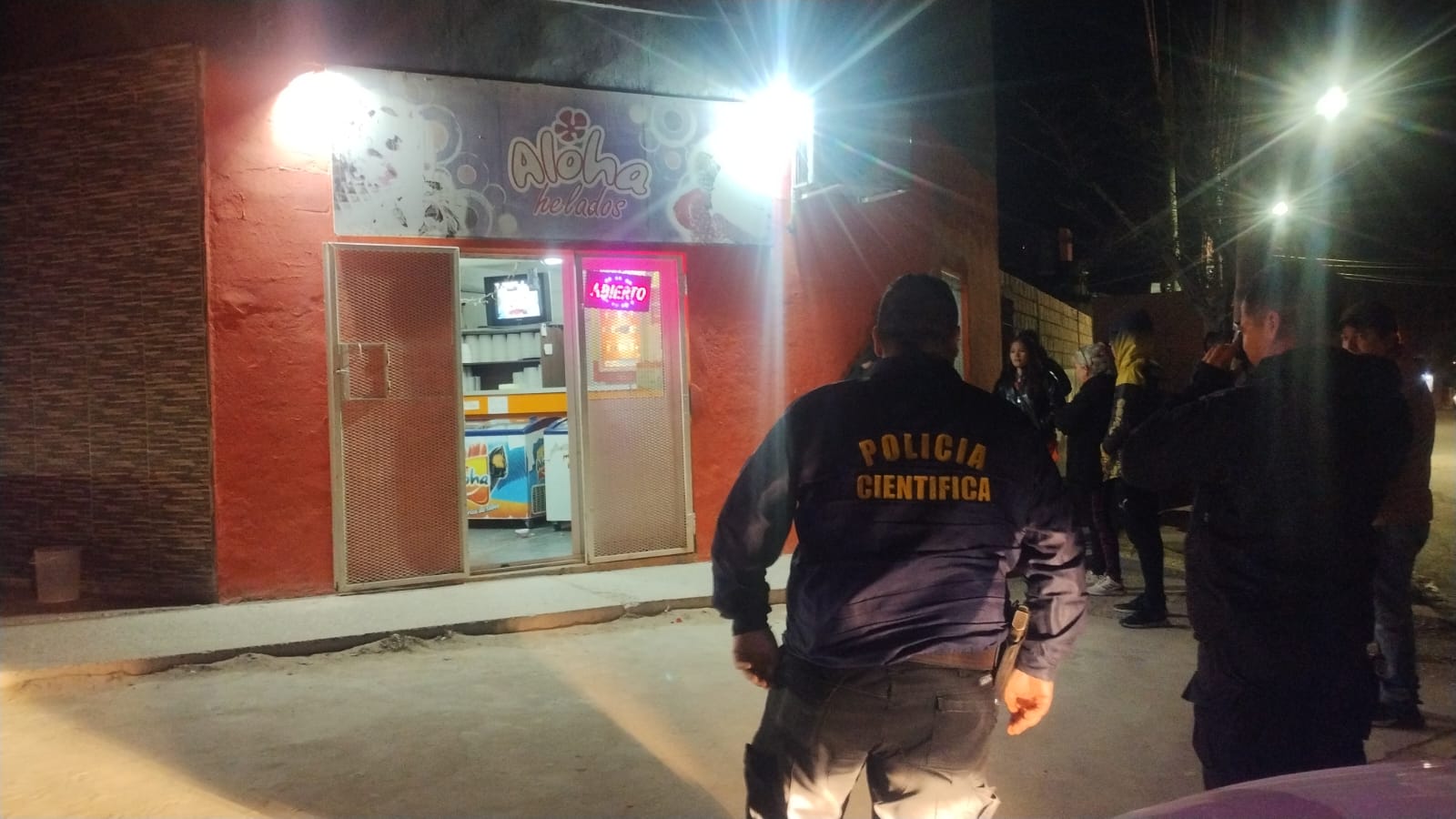 CON EL PICO DE UNA BOTELLA ROTA INTENTÓ ROBAR EN UNA HELADERÍA