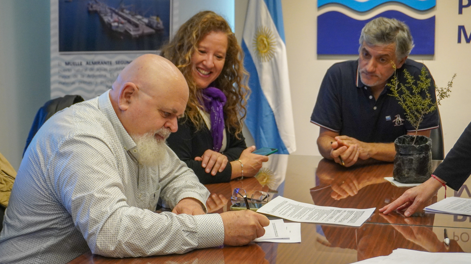 La Administración Portuaria de Puerto Madryn firmó un acuerdo de colaboración con el CONICET-CENPAT