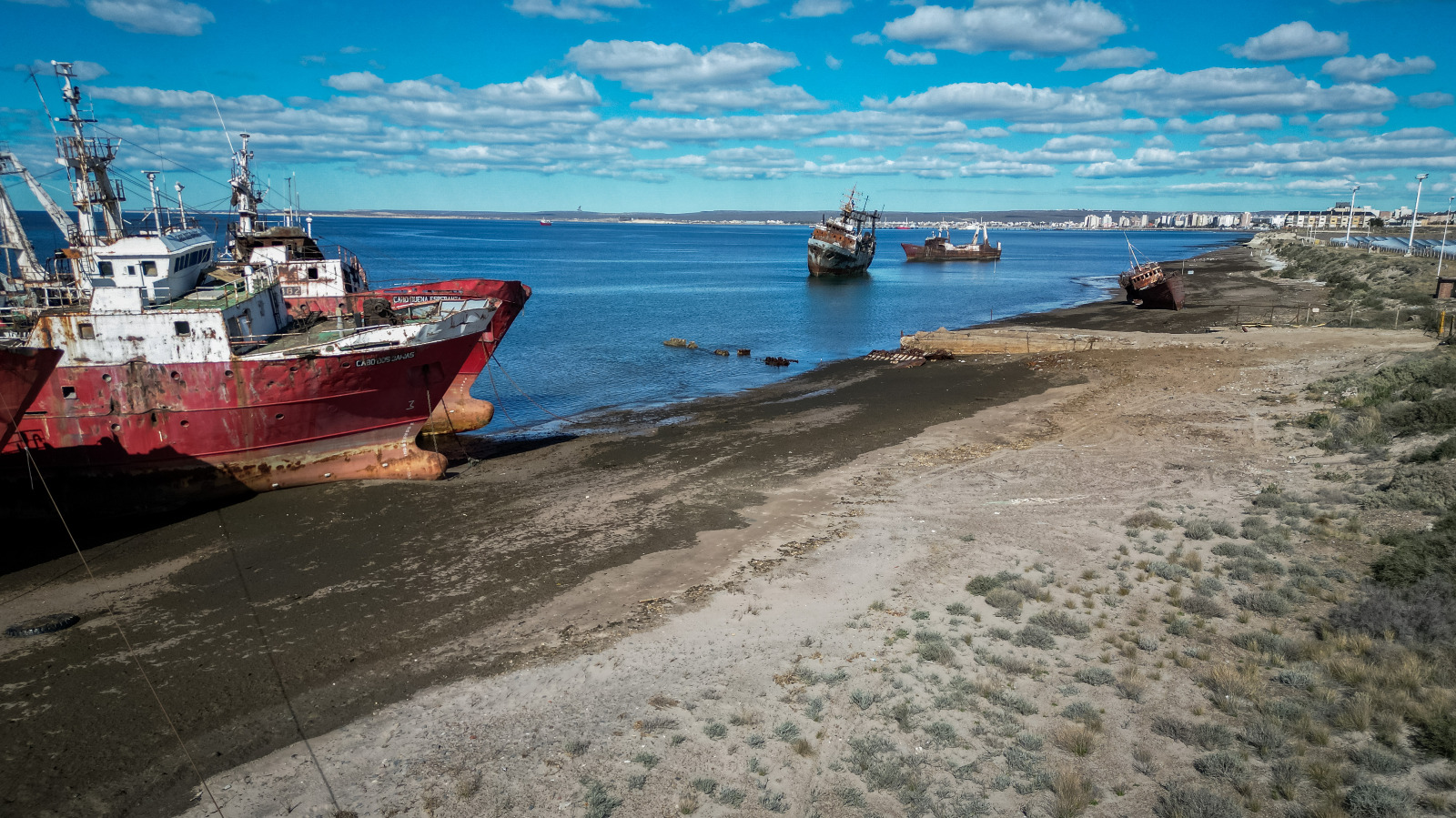 SE CONCRETÓ EL DESGUACE DE TRES BUQUES VARADOS AL SUR DEL MUELLE STORNI