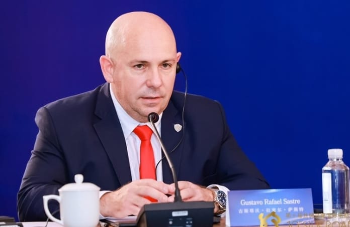 SASTRE ESTUVO EN UNA MESA DE JEFES COMUNALES DE TODO EL MUNDO PARA CONOCER LAS FORTALEZA DE CADA CIUDAD