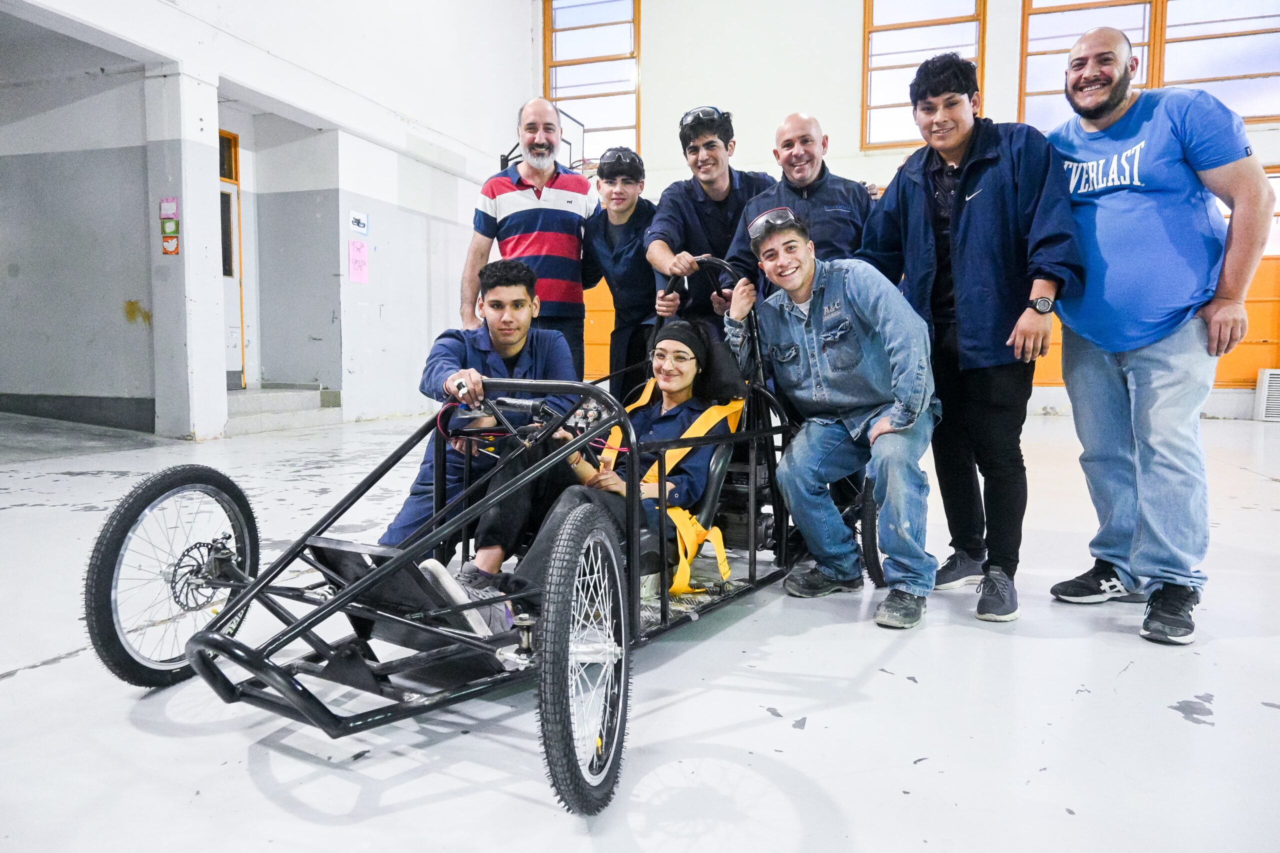 EL INTENDENTE LE RATIFICÓ SU ACOMPAÑAMIENTO A LOS ALUMNOS DE LA ESCUELA POLITÉCNICA QUE ESTÁN CONSTRUYENDO UN AUTO ELÉCTRICO