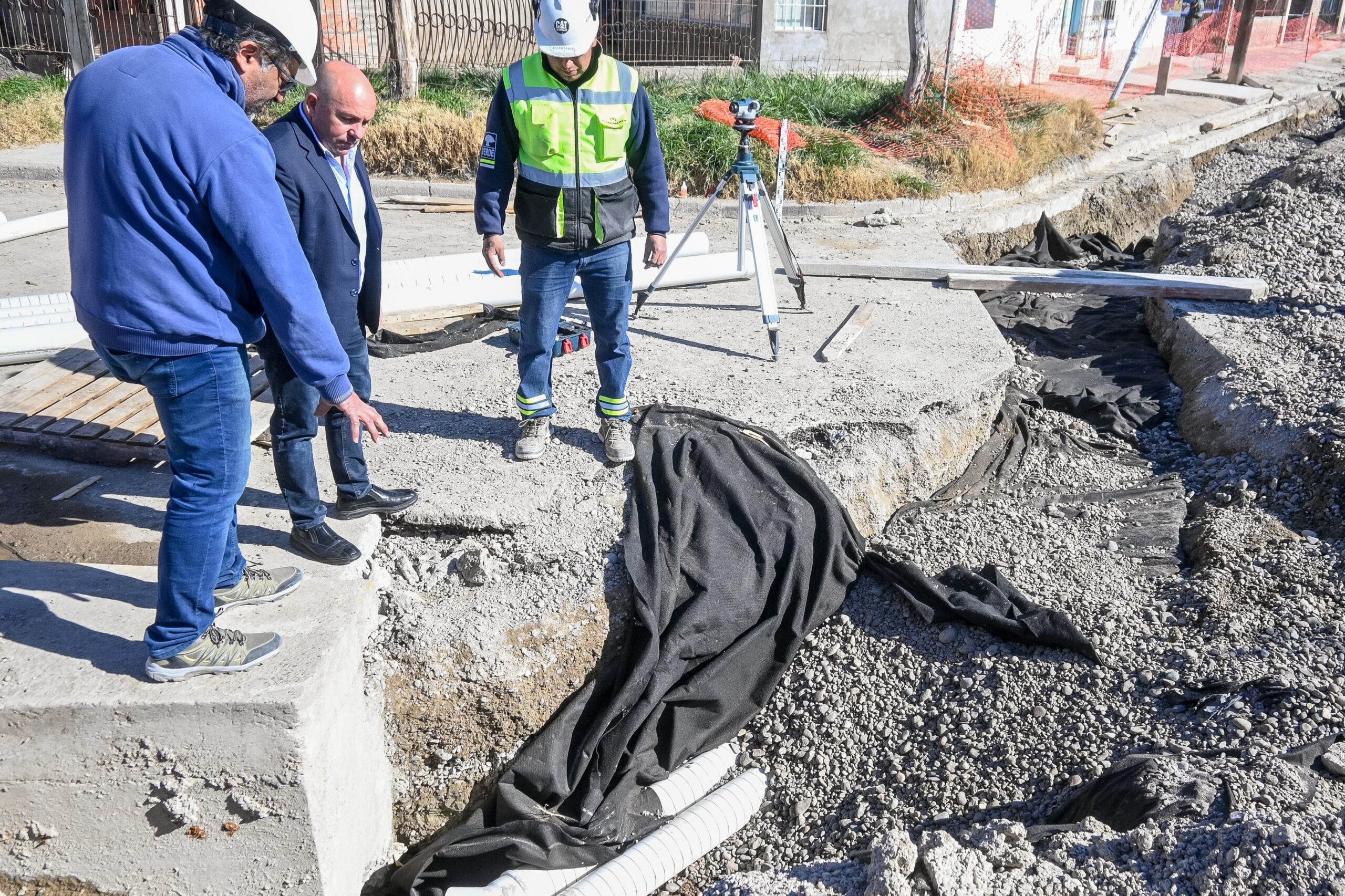 EL INTENDENTE RECORRIÓ LA OBRA DEL NUEVO DRENAJE QUE SE ESTÁ EJECUTANDO EN EL BARRIO COMERCIO II