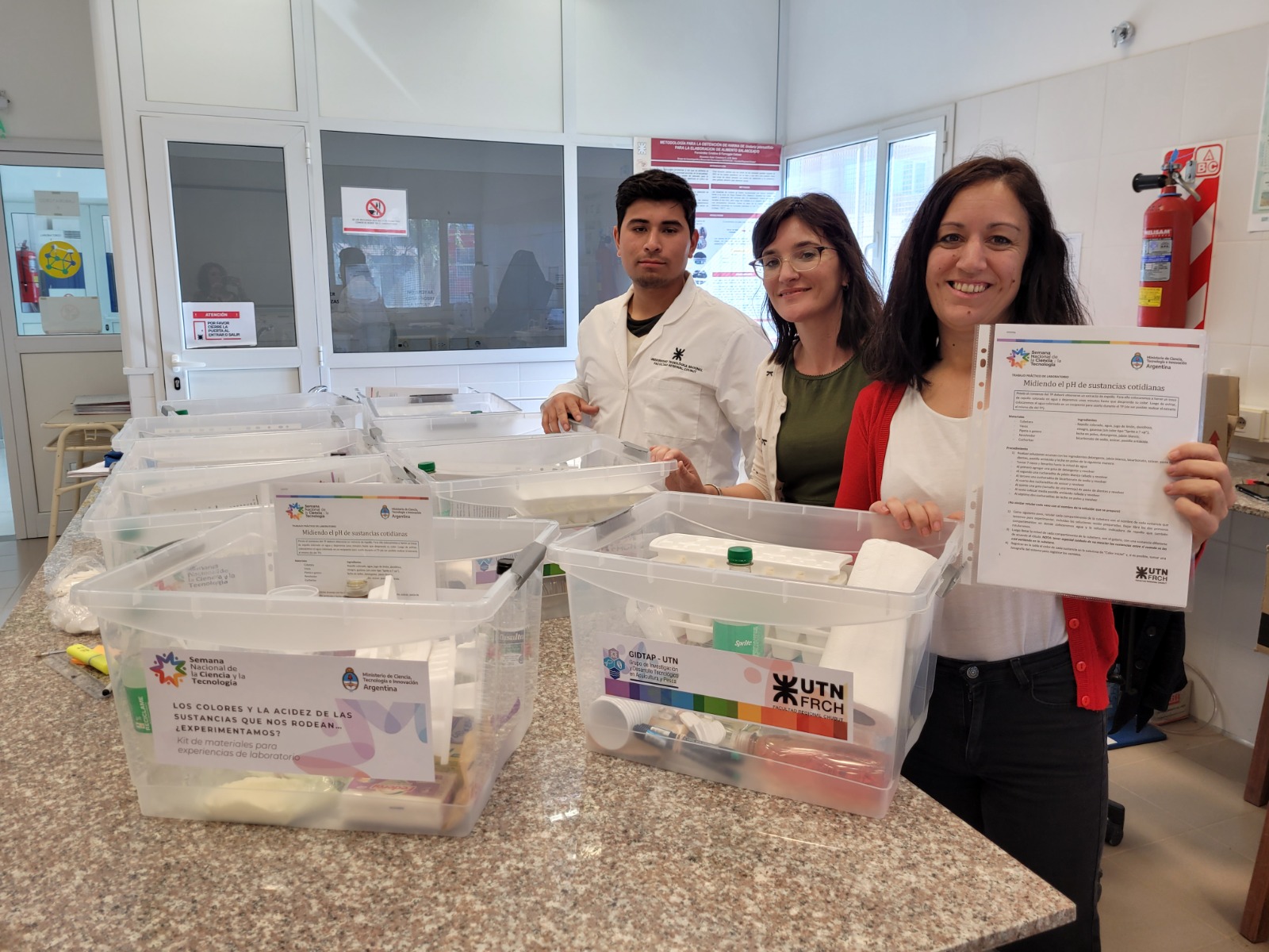 INVESTIGADORAS DE UTN CHUBUT ENTERGARON KITS DE EXPERIMENTACIÓN A ESCUELAS SECUNDARIAS