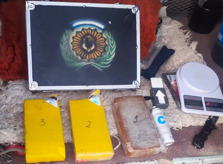 LA POLICÍA DE CHUBUT SECUESTRÓ MÁS DE 3 KILOS DE COCAÍNA E INCAUTÓ UNA ALTA SUMA DE DINERO