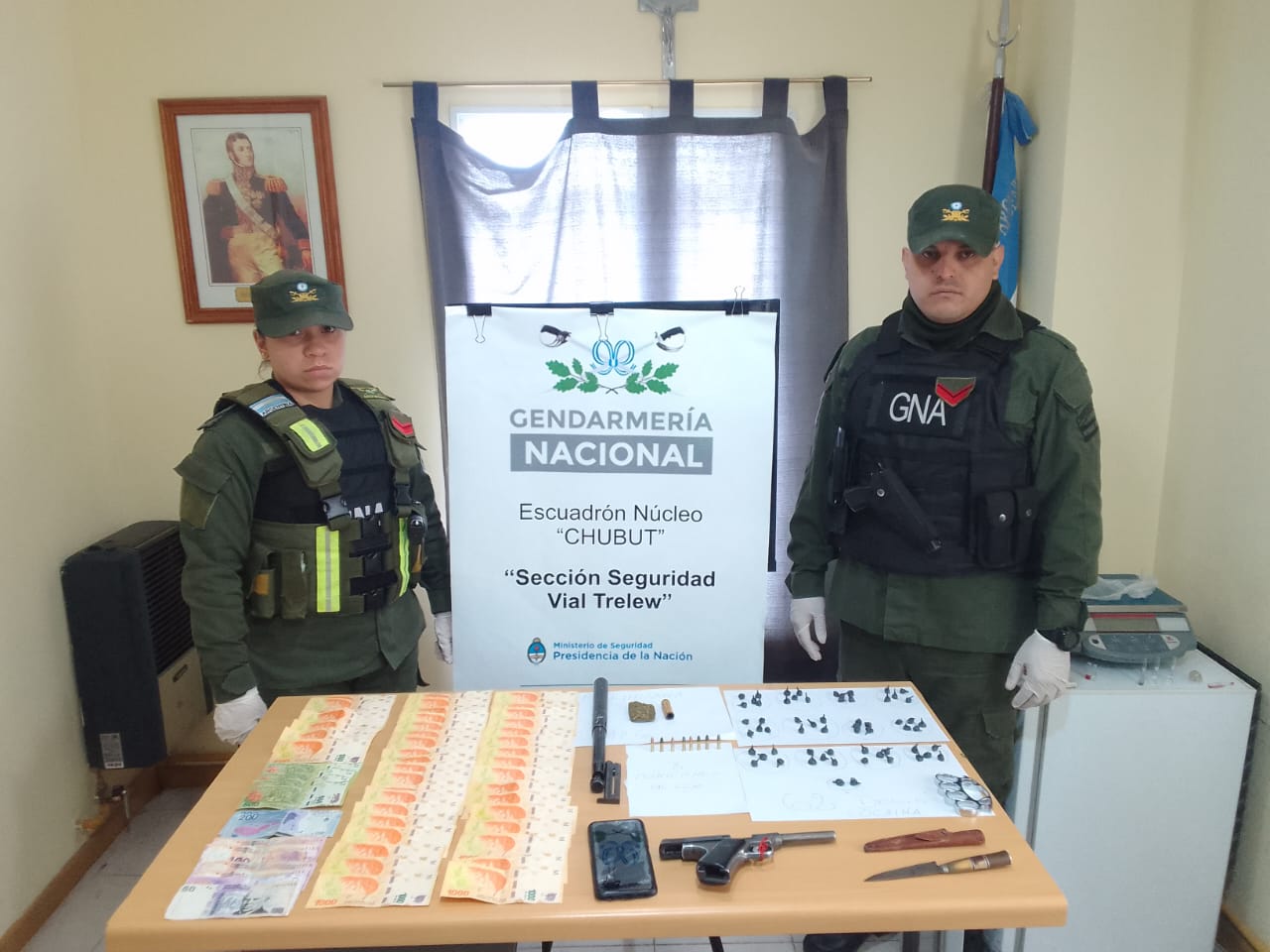 Detuvieron en Ruta 3 a un hombre que viajaba hacia Madryn con un arma y droga