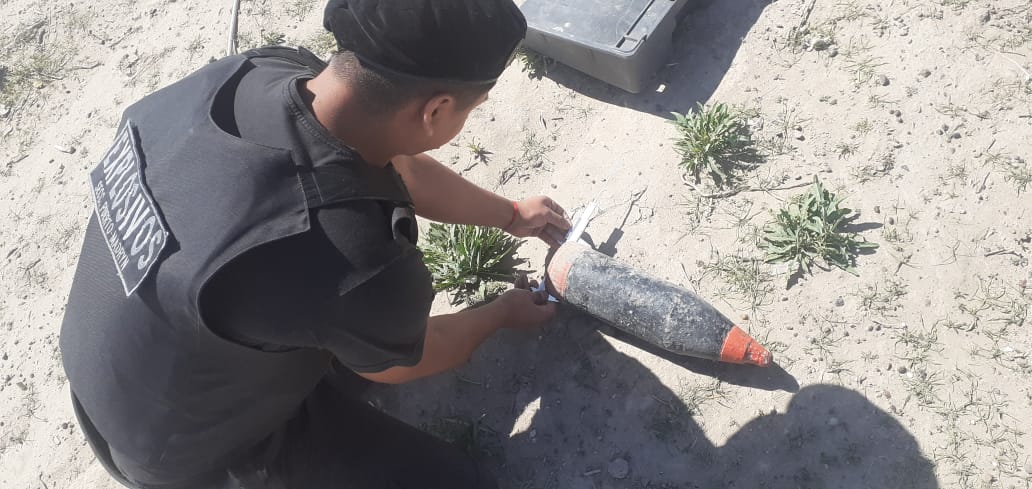 VECINO DE MADRYN ENCONTRÓ UN PROYECTIL DE ARTILLERÍA NAVAL ENTRE LA BASURA