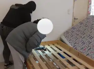 Amenazó con un arma de fuego a su ex pareja delante de sus hijos