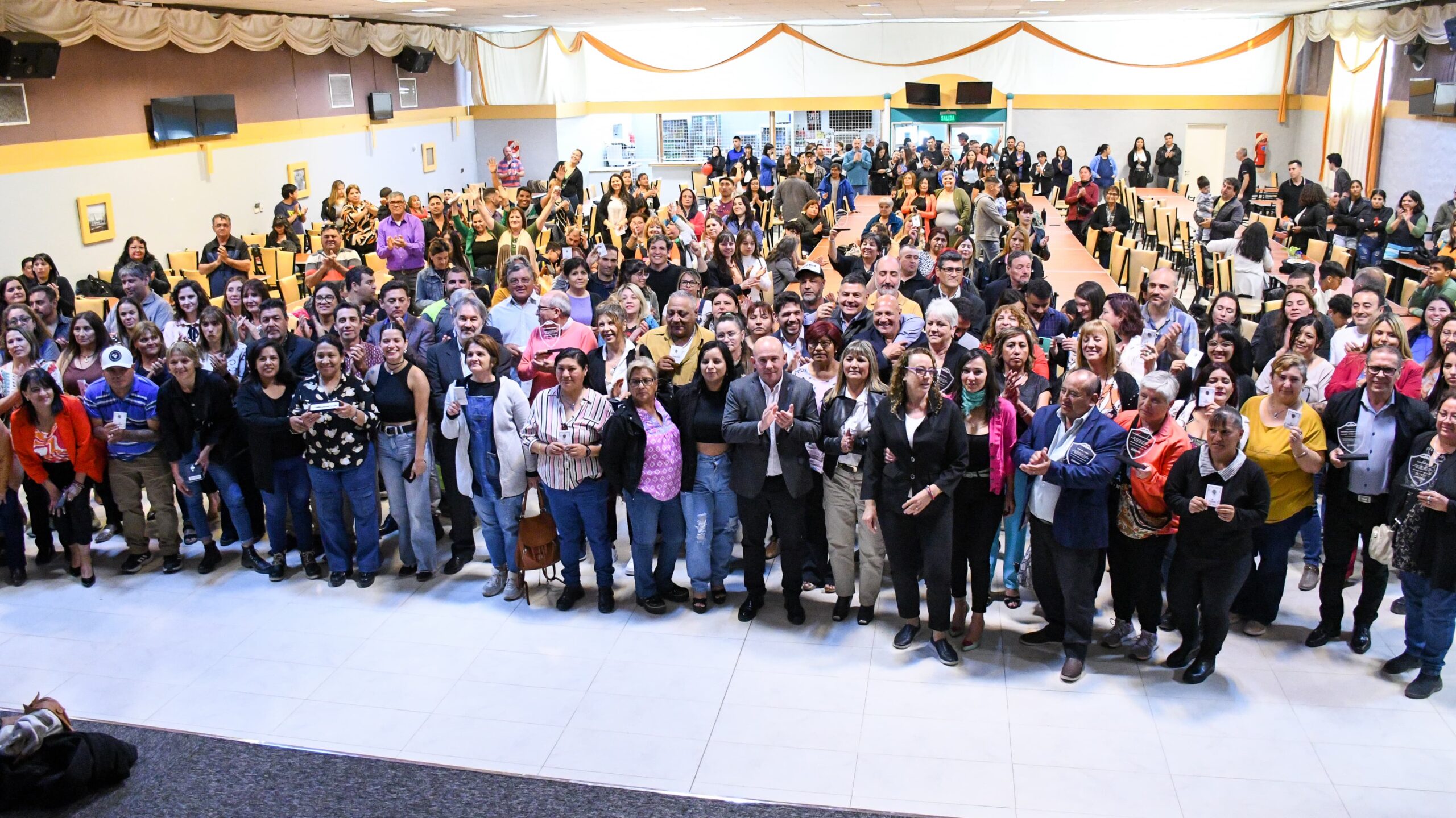 SASTRE ENTREGÓ RECONOCIMIENTOS A EMPLEADOS MUNICIPALES CON MÁS DE 10 AÑOS DE TRAYECTORIA