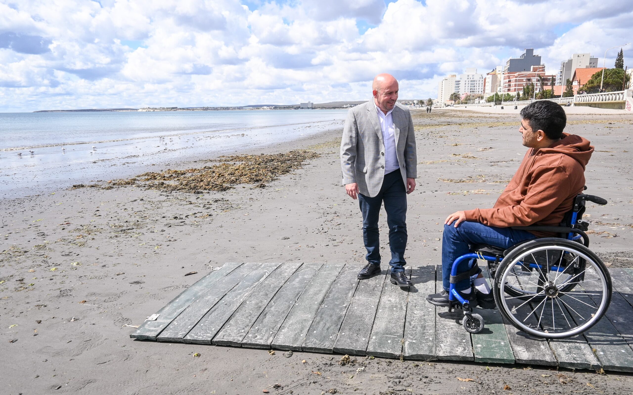 SASTRE RECORRIÓ LA PASARELA COSTERA ACCESIBLE QUE SE INSTALÓ EN LA PLAYA DE PUERTO MADRYN