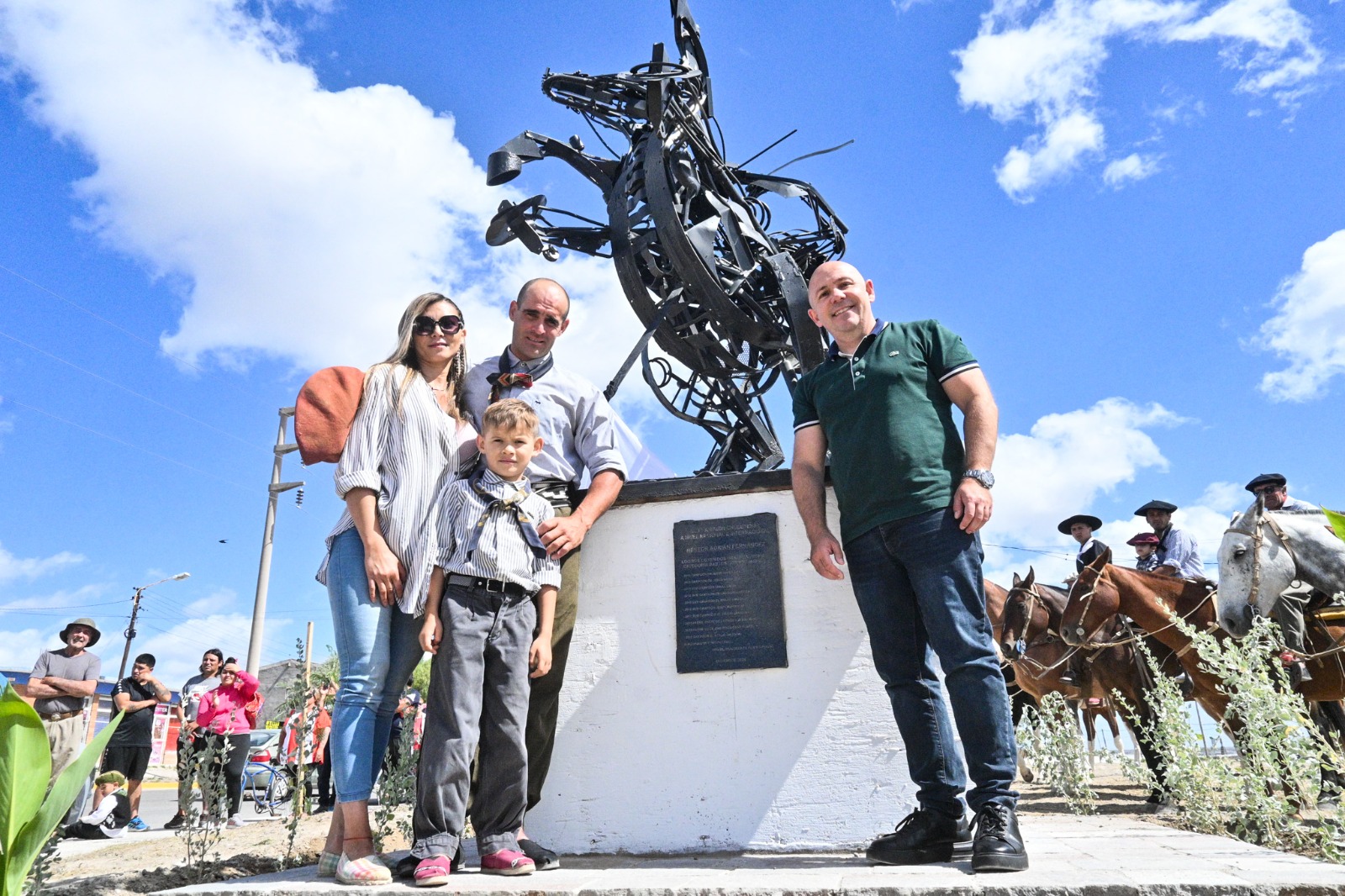 INAUGURARON MONUMENTO EN HOMENAJE AL JINETE ADRIÁN FERNÁNDEZ