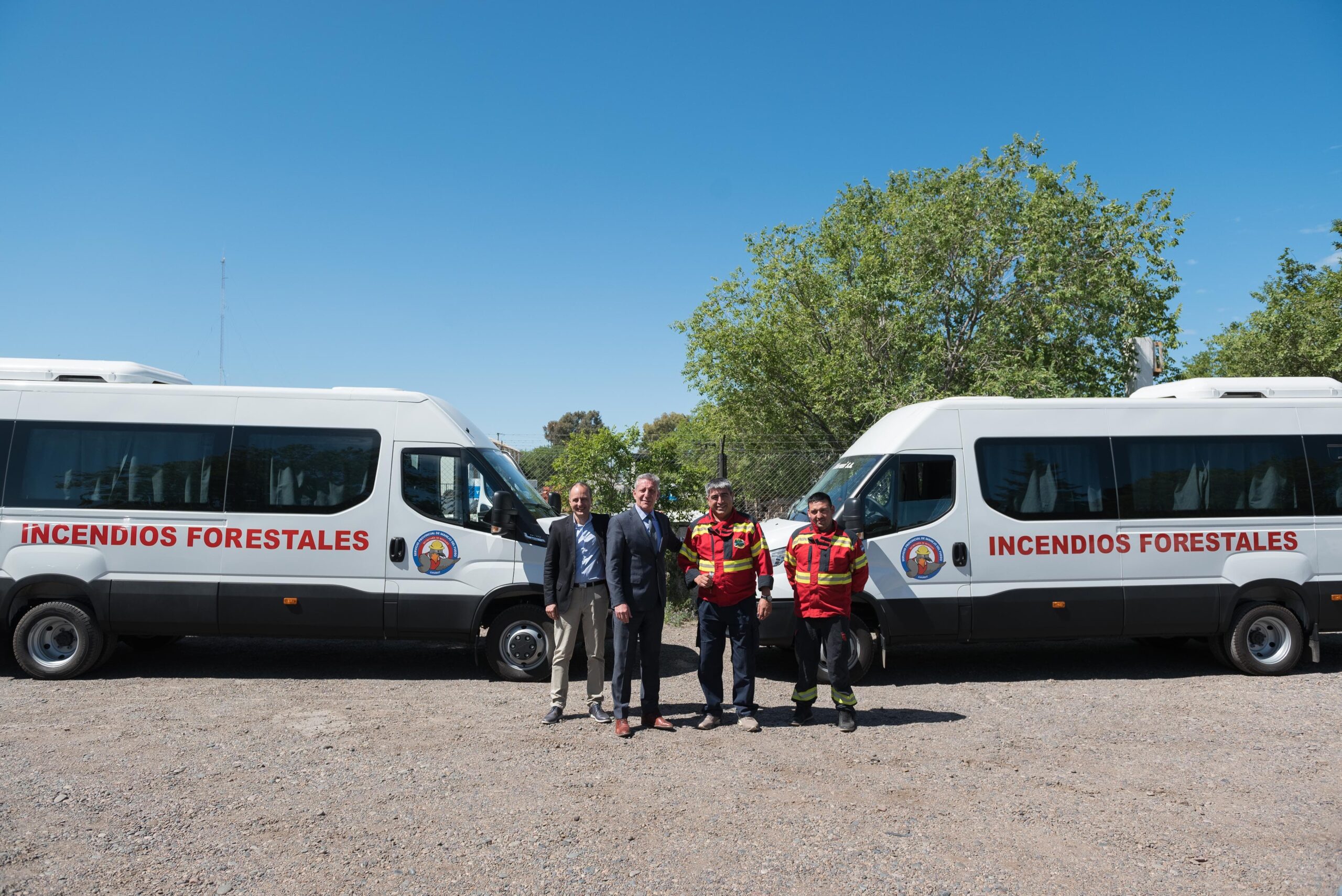 EL GOBERNADOR ARCIONI ENTREGÓ DOS MINIBUSES AL SERVICIO PROVINCIAL DE MANEJO DEL FUEGO