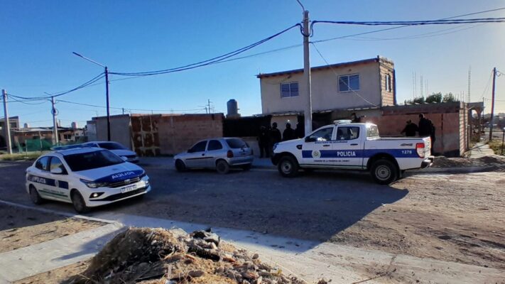 La policía secuestró un vehículo y dinero en efectivo en un allanamiento