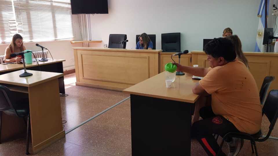 HIRIÓ CON UN CUCHILLO A LA PAREJA DE SU EX Y A UN AMIGO