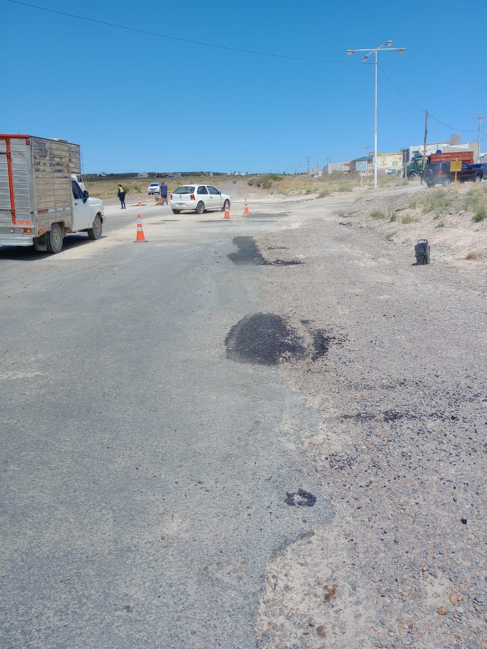 Vialidad Provincial comenzó con trabajos de bacheo en el ingreso al barrio Solanas en Puerto Madryn